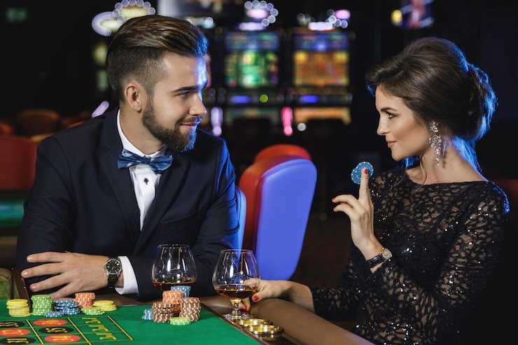 Dealer kasino live sedang membagikan kartu di meja permainan